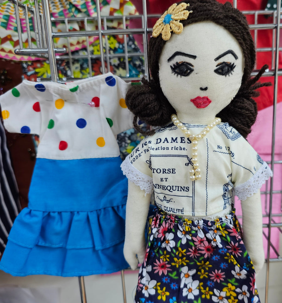 Doll +3 extra outfits 12 " cutie 8